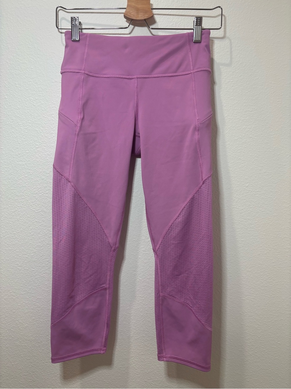 Athleta Mesh Contender Capri Lavender Performance Leggings Zipper Pockets - XS